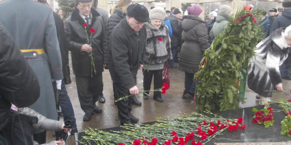 В честь Дня защитника Отечества в парке Победы возложили цветы к Вечному огню