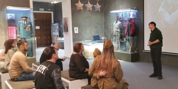 Сотрудники Музея-мемориала Великой Отечественной войны провели праздничную программу «Шли девчата по войне».
